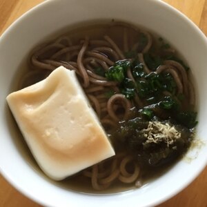 はんぺん入りの温かいお蕎麦